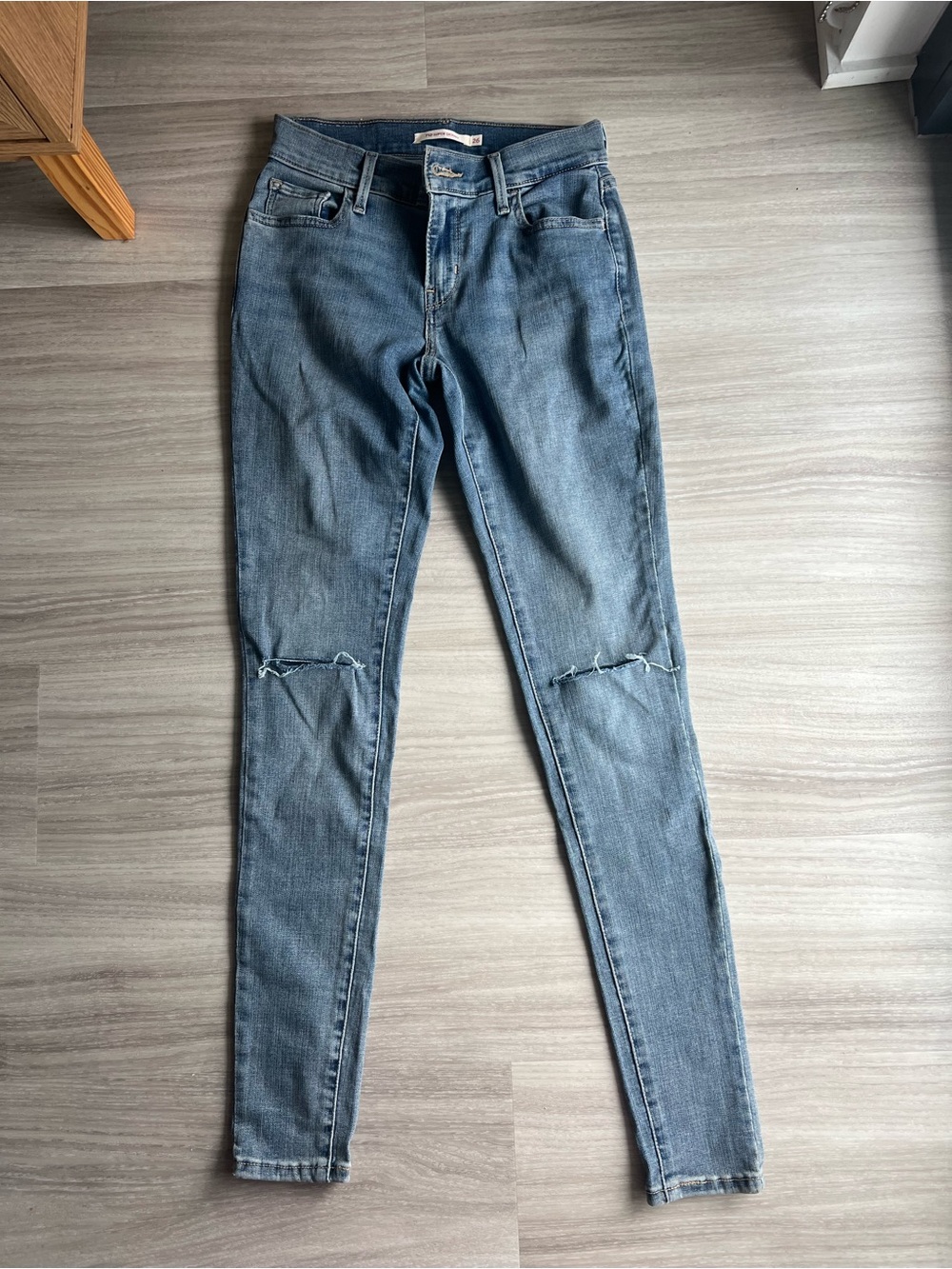 NEVER WORN Levi's Women's Skinny Jeans in Mid Blue with Knee Distress